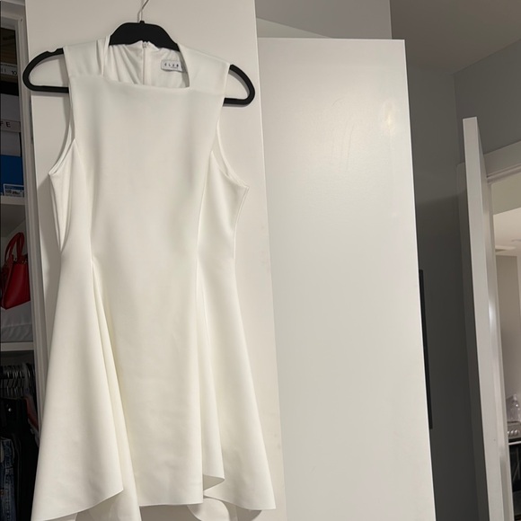 Elegant White Sleeveless Dress - Picture 2 of 5